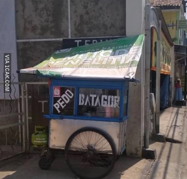 Tulisan di gerobak batagor nyeleneh © berbagai sumber Tulisan di gerobak batagor nyeleneh © berbagai sumber