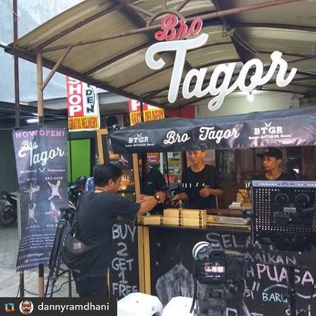 Tulisan di gerobak batagor nyeleneh © berbagai sumber Tulisan di gerobak batagor nyeleneh © berbagai sumber