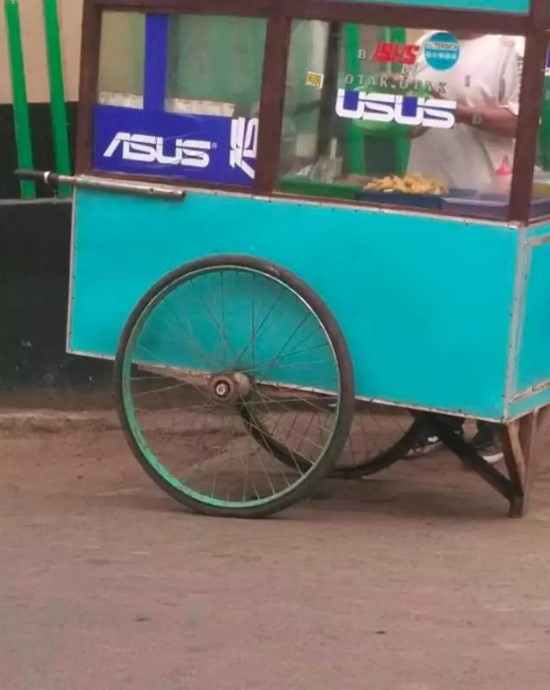 Tulisan di gerobak batagor nyeleneh © berbagai sumber