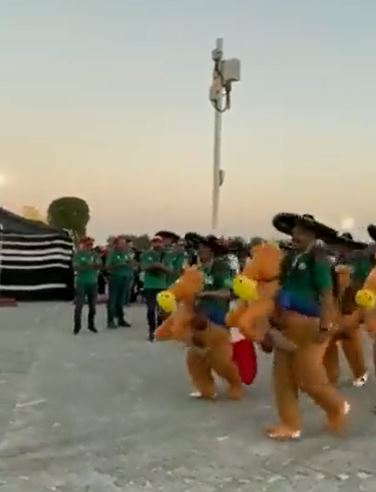 Fans Meksiko ini ikut barisan polisi berkuda Qatar dengan 'kudanya'