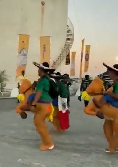 Fans Meksiko ini ikut barisan polisi berkuda Qatar dengan 'kudanya'