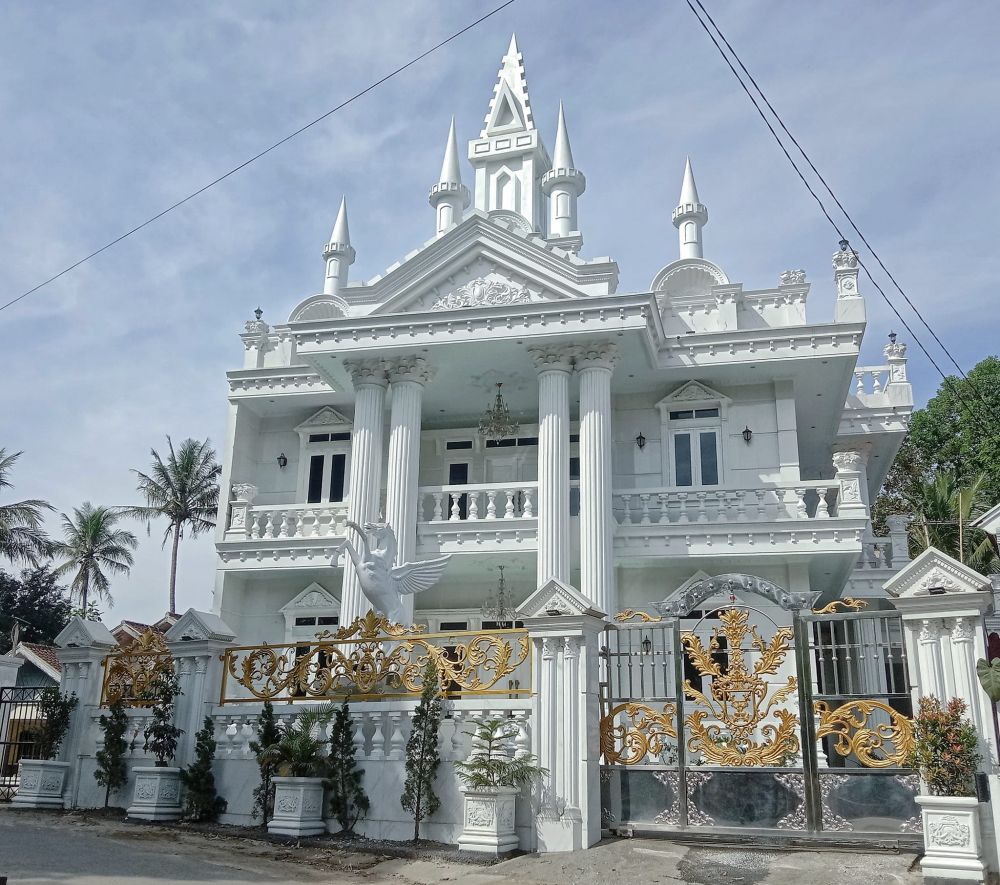 rumah mewah dijaga satpam © Facebook