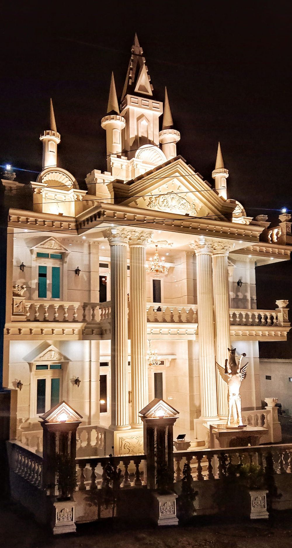 rumah mewah dijaga satpam © Facebook