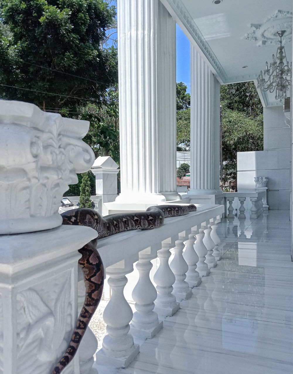 rumah mewah dijaga satpam © Facebook