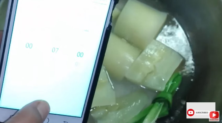 Trik mudah merebus singkong biar teksturnya lembut dan hemat gas