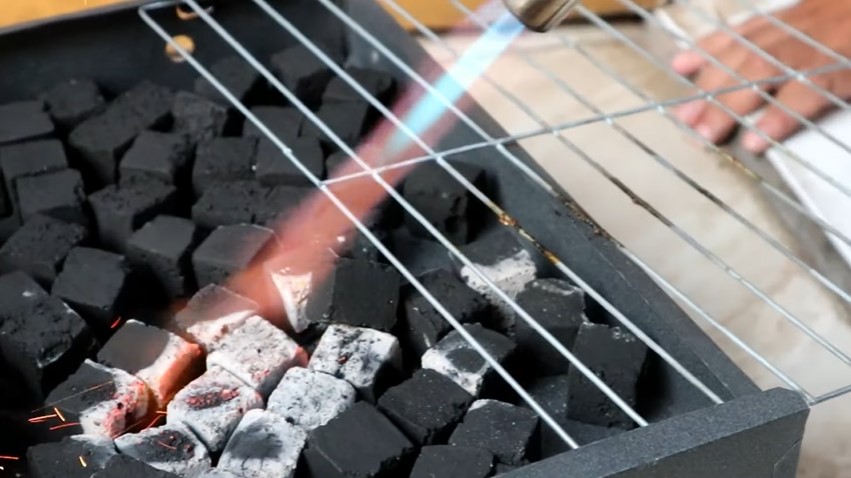 Trik jitu bakar sate agar minim asap, praktis dan matang sempurna