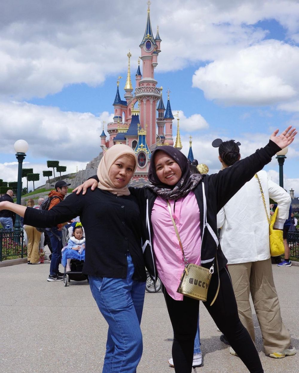 potret kekompakan Mbak Lala dan Sus Rini pengasuh anak Raffi © berbagai sumber