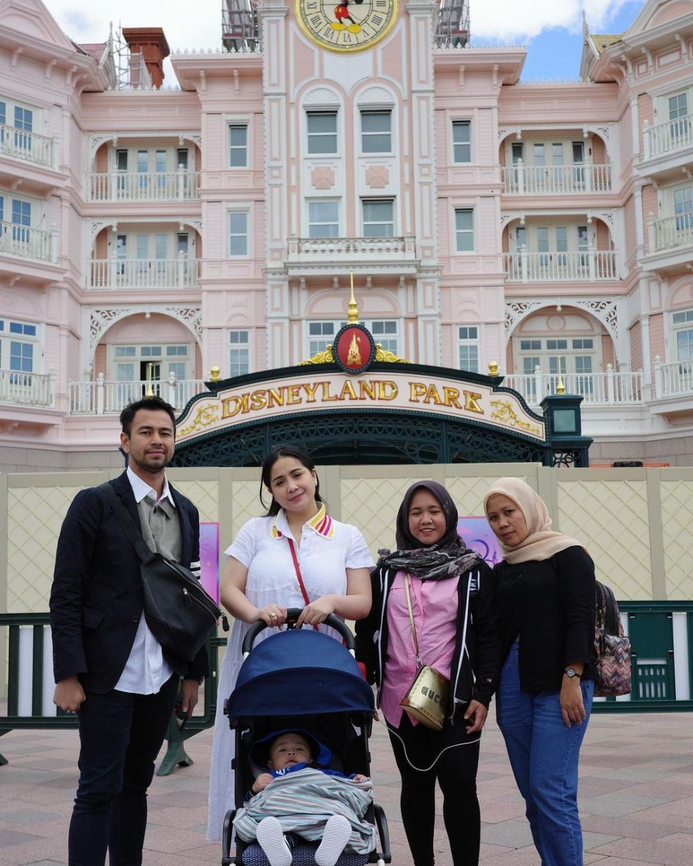 potret kekompakan Mbak Lala dan Sus Rini pengasuh anak Raffi © berbagai sumber