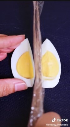 6 Trik mudah membelah telur rebus agar rapi, cocok untuk pemula