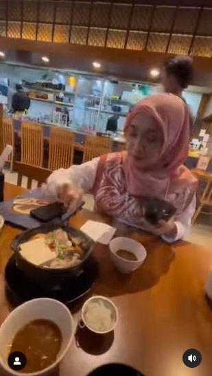 10 Makanan dikonsumsi Desy Ratnasari, bikin langsing dan awet muda