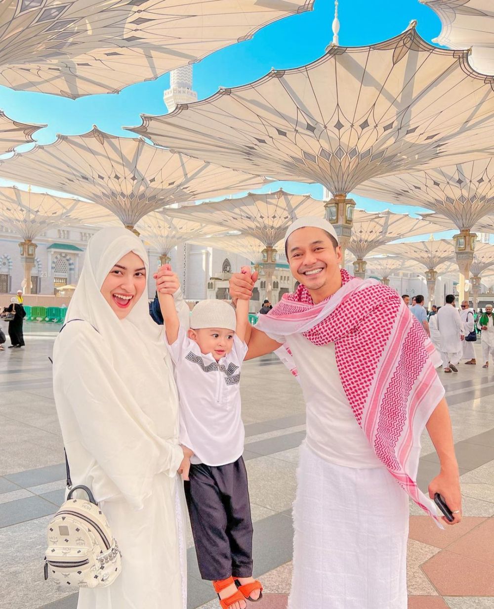 Adly Fayruz ajak mertua umrah berbagai sumber Adly Fayruz ajak mertua umrah berbagai sumber