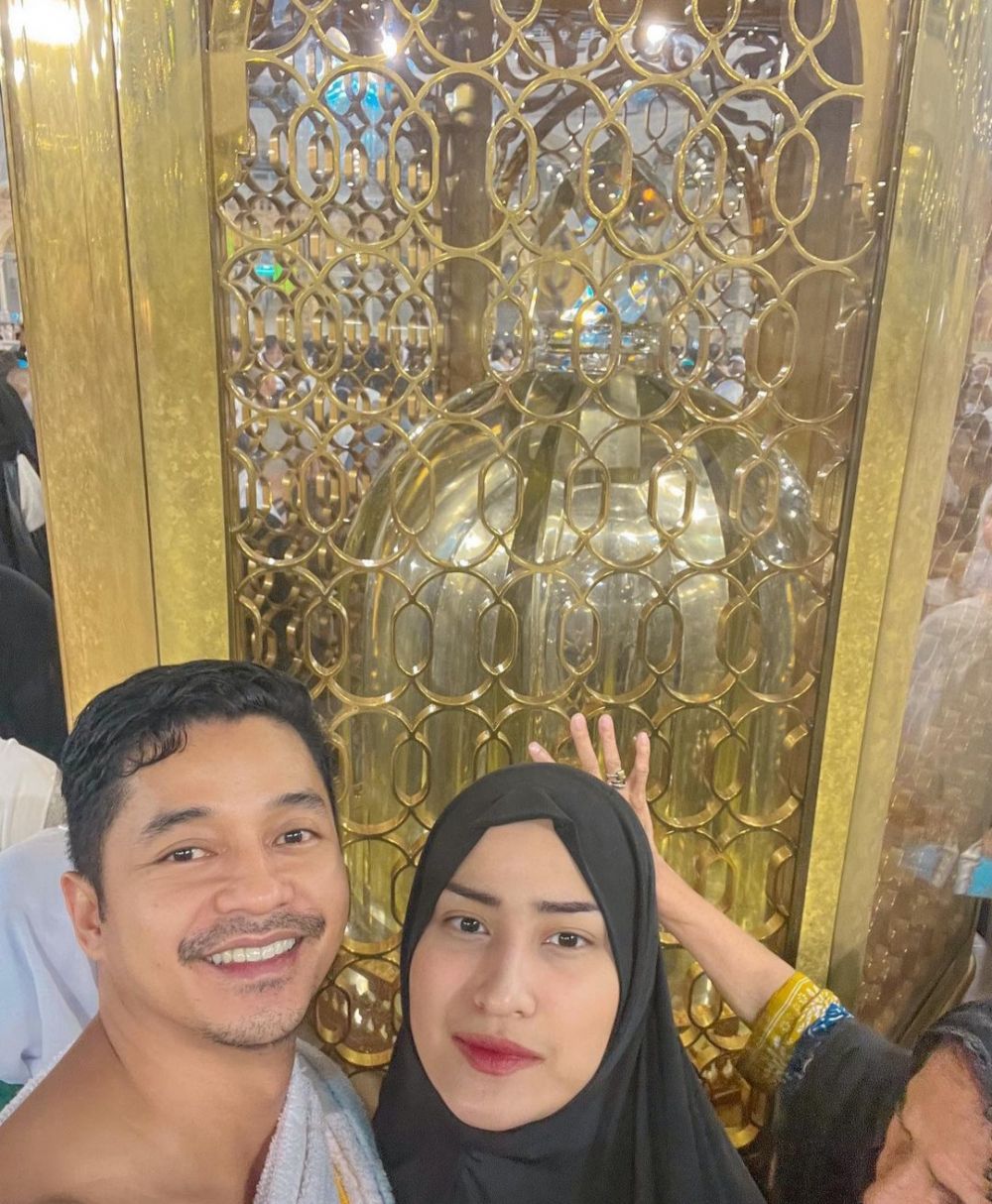 Adly Fayruz ajak mertua umrah berbagai sumber Adly Fayruz ajak mertua umrah berbagai sumber