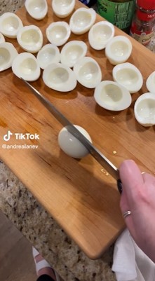 6 Trik mudah membelah telur rebus agar rapi, cocok untuk pemula