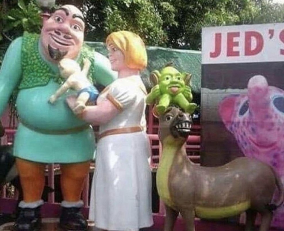 Patung Shrek Berbagai sumber