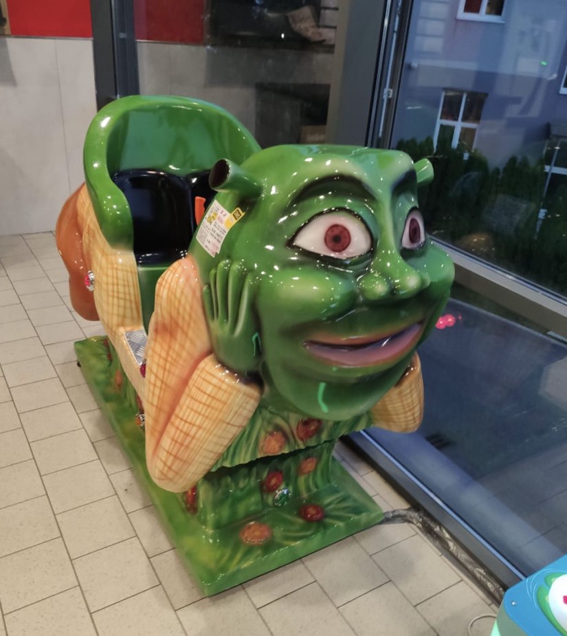 11 Penampakan absurd patung Shrek ini bikin malas melihatnya
