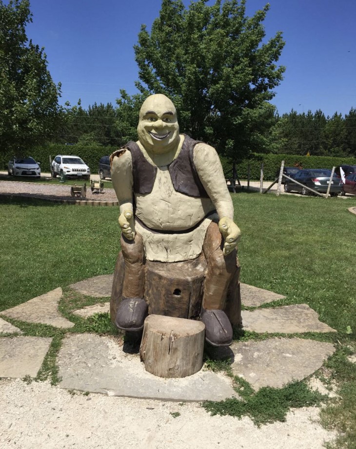 11 Penampakan absurd patung Shrek ini bikin malas melihatnya