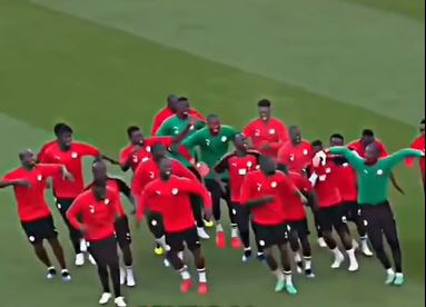 Asyiknya latihan ala Timnas Senegal, pemanasan dengan menari kompak