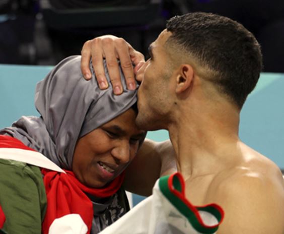 Momen Achraf Hakimi peluk ibu usai Maroko kalahkan Belgia, bikin haru