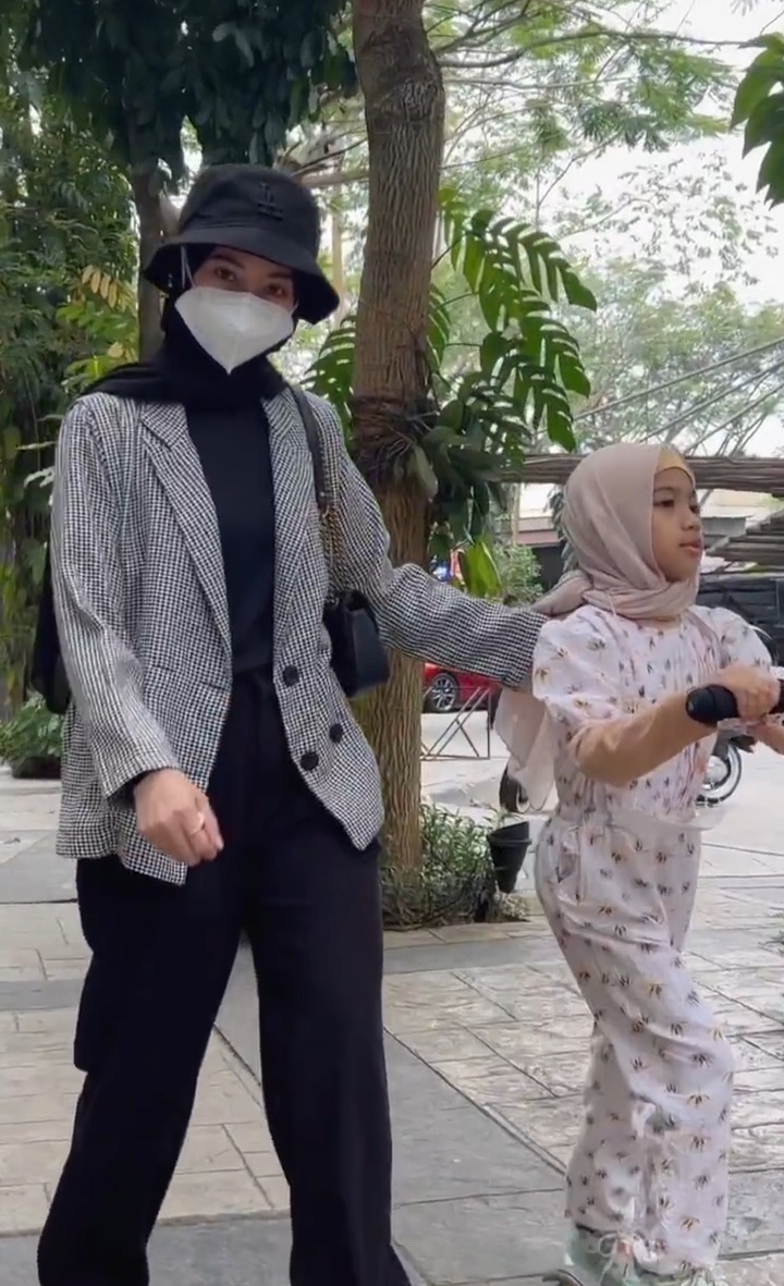 Khanza anak Poppy Bunga Instagram