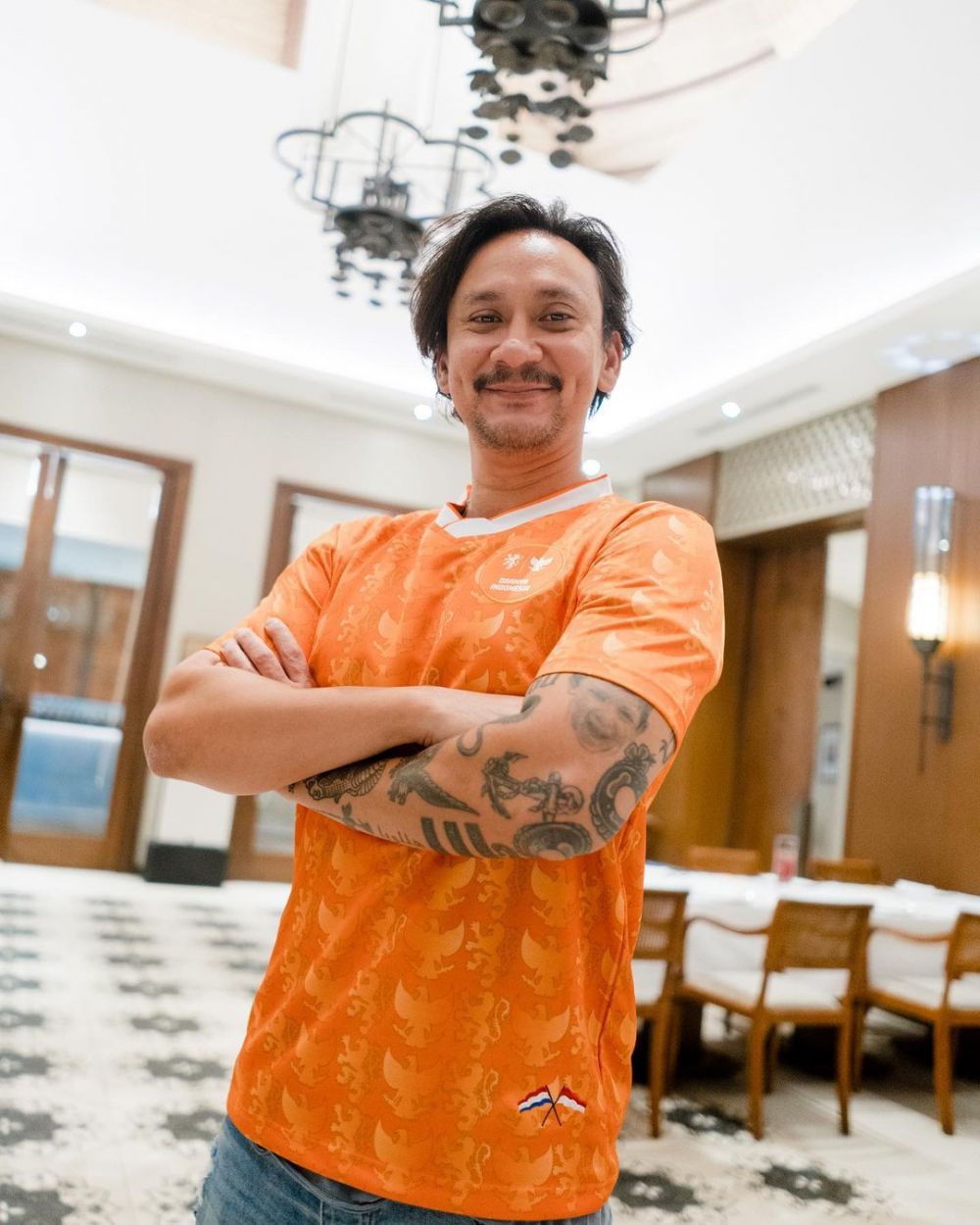 Fans garis keras Tim Belanda, aksi 5 seleb Tanah Air ini totalitas pol