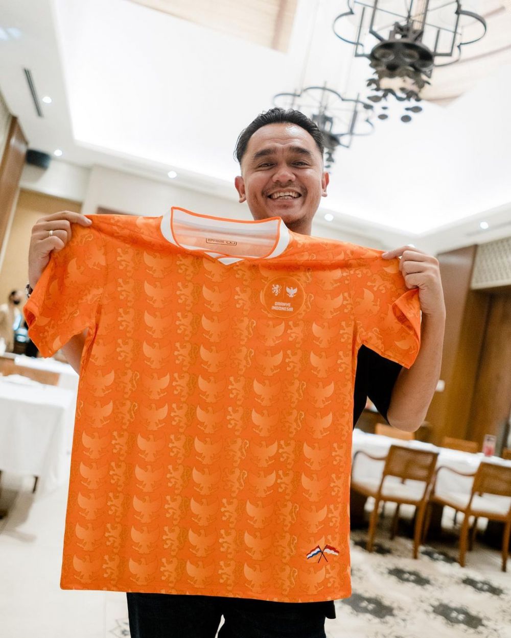 Fans garis keras Tim Belanda, aksi 5 seleb Tanah Air ini totalitas pol