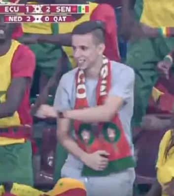 Lolos ke 16 besar, fans Maroko ini ikut menari bareng fans Senegal