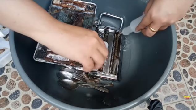 Trik ampuh hilangkan karat pada gilingan mi, kinclong seperti baru