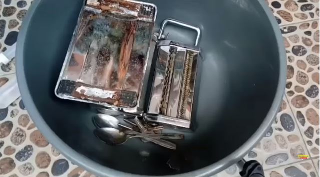 Trik ampuh hilangkan karat pada gilingan mi, kinclong seperti baru