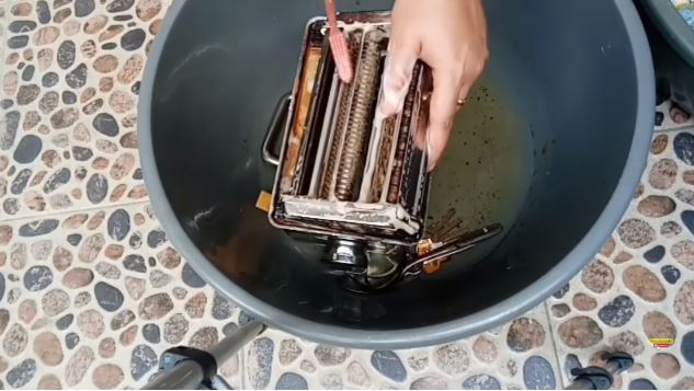 Trik ampuh hilangkan karat pada gilingan mi, kinclong seperti baru