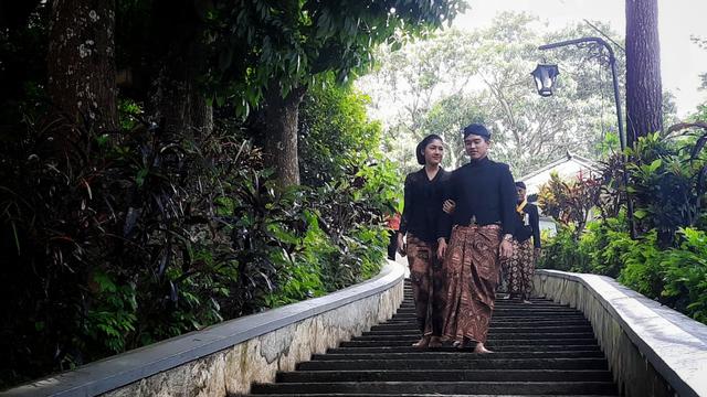 9 Potret Kaesang dan Erina Gudono ziarah ke makam Raja Mangkunegara