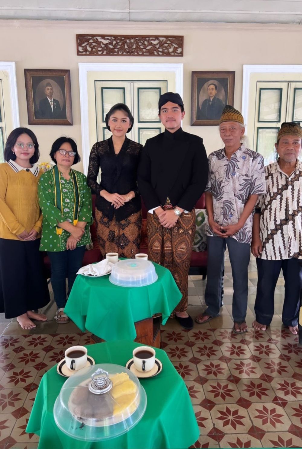 Potret Kaesang dan Erina Gudono ziarah © 2022 berbagai sumber Potret Kaesang dan Erina Gudono ziarah © 2022 berbagai sumber