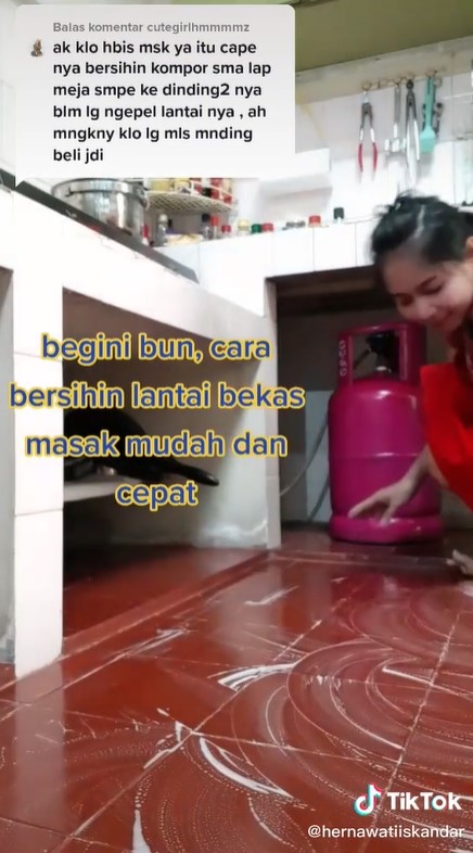 Cara bersihkan lantai dapur licin karena cipratan minyak, mudah ditiru