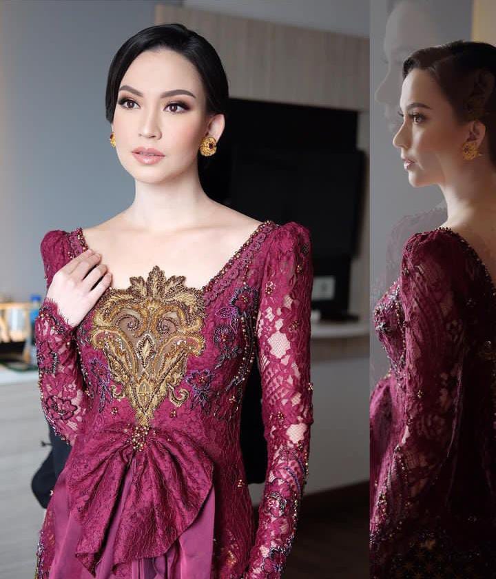 Karina Nadila kenakan kebaya merah berbagai sumber Karina Nadila kenakan kebaya merah berbagai sumber