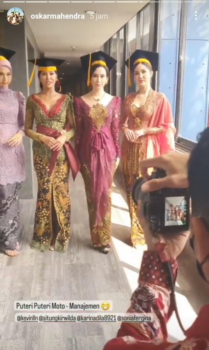 Karina Nadila kenakan kebaya merah berbagai sumber Karina Nadila kenakan kebaya merah berbagai sumber