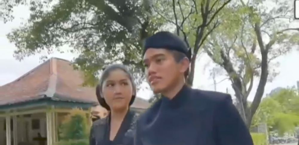 9 Potret Kaesang dan Erina Gudono ziarah ke makam Raja Mangkunegara berbagai sumber 9 Potret Kaesang dan Erina Gudono ziarah ke makam Raja Mangkunegara berbagai sumber