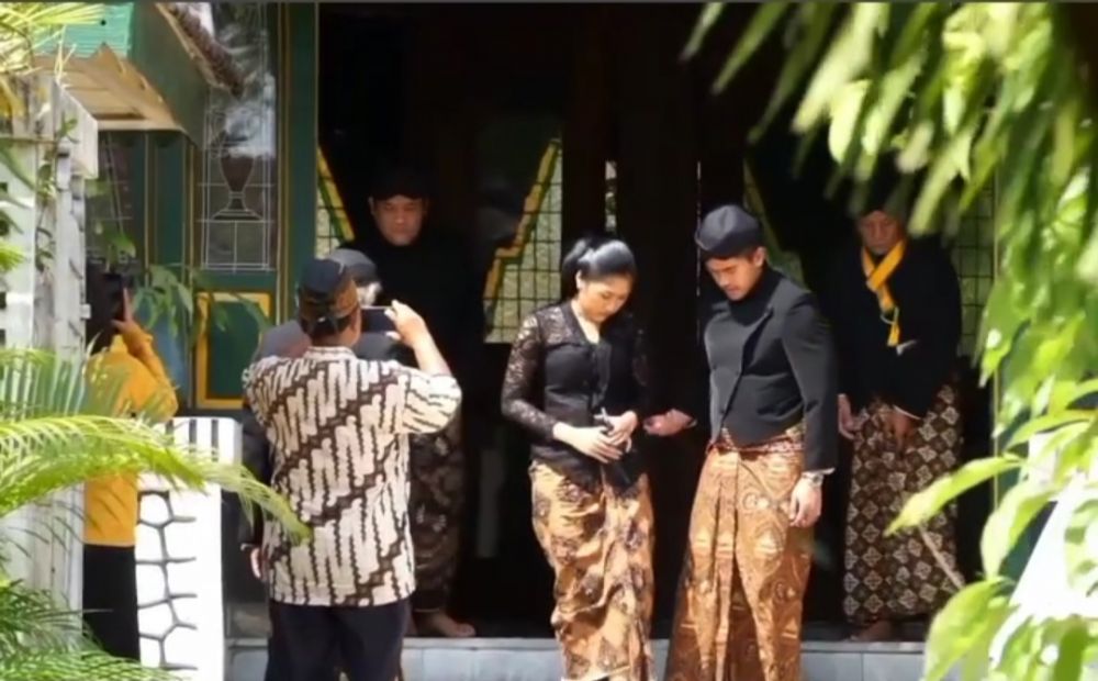 9 Potret Kaesang dan Erina Gudono ziarah ke makam Raja Mangkunegara berbagai sumber 9 Potret Kaesang dan Erina Gudono ziarah ke makam Raja Mangkunegara berbagai sumber