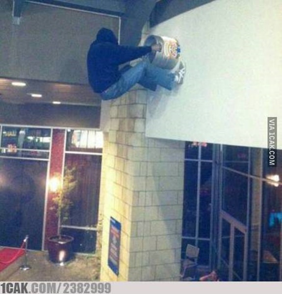 bapak-bapak perbaiki rumah  © berbagai sumber