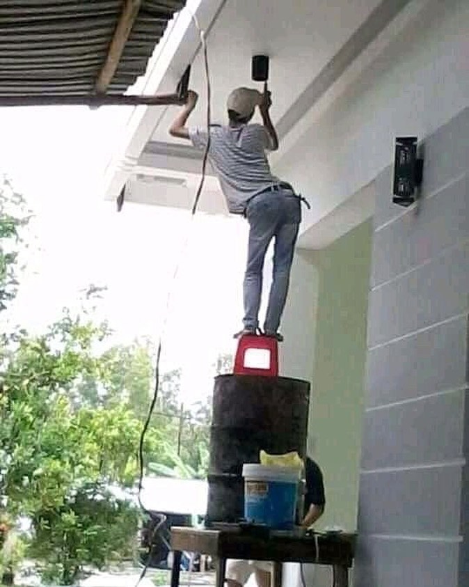 bapak-bapak perbaiki rumah  © berbagai sumber