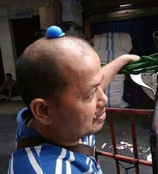 bapak-bapak perbaiki rumah  © berbagai sumber