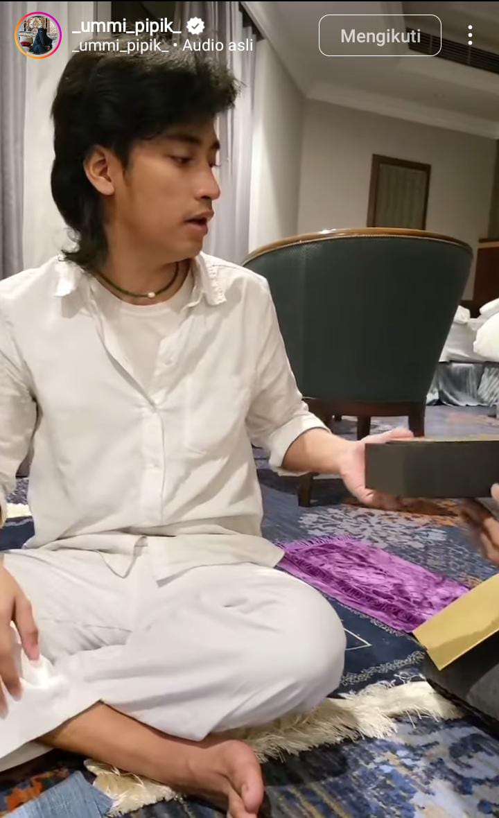 penampilan Abidzar saat umrah © 2022 brilio.net