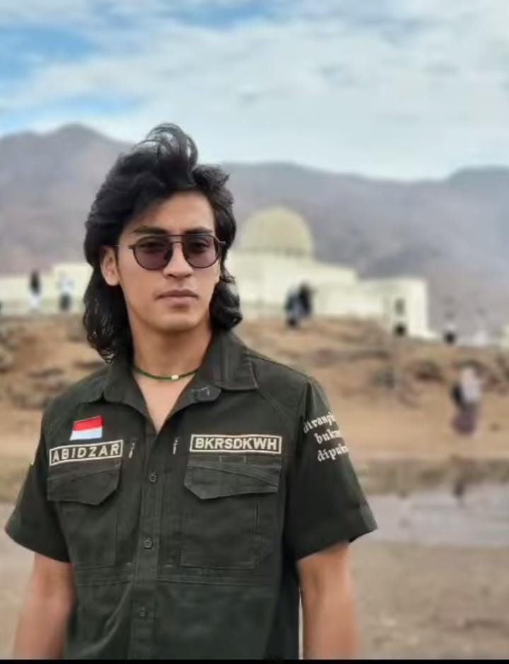 penampilan Abidzar saat umrah © 2022 brilio.net