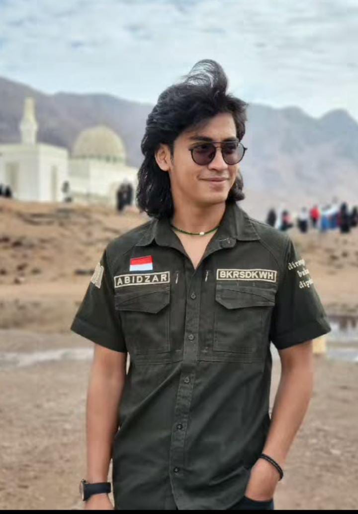 penampilan Abidzar saat umrah © 2022 brilio.net