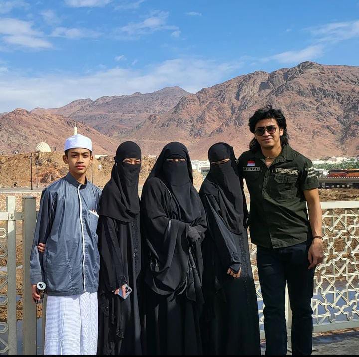 penampilan Abidzar saat umrah © 2022 brilio.net