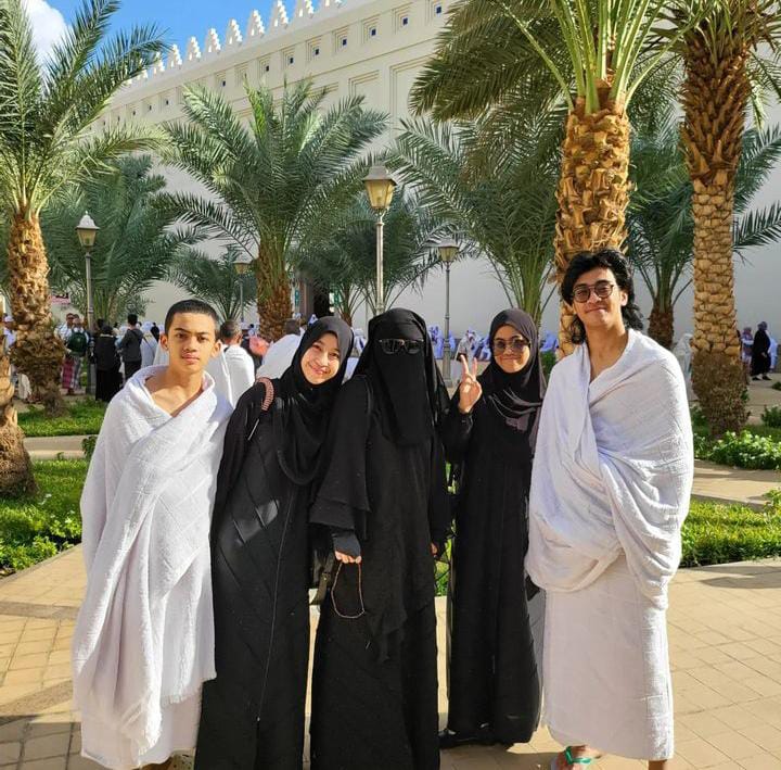 penampilan Abidzar saat umrah © 2022 brilio.net