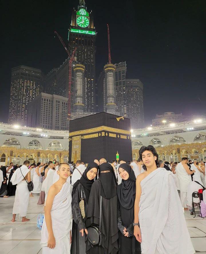 penampilan Abidzar saat umrah © 2022 brilio.net