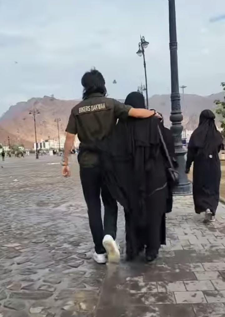 penampilan Abidzar saat umrah © 2022 brilio.net