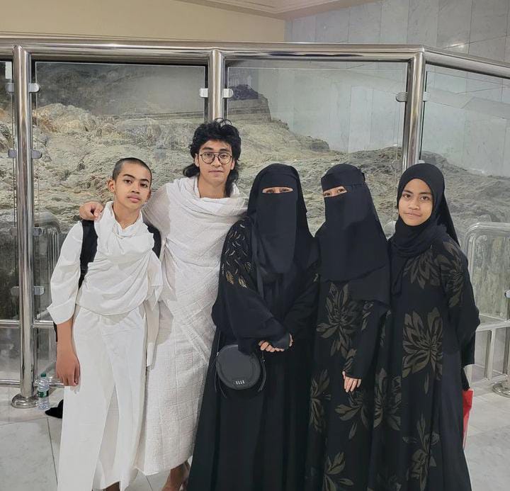 penampilan Abidzar saat umrah © 2022 brilio.net