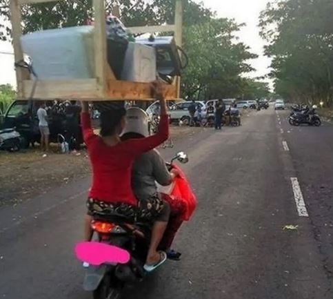 Tingkah absurd orang boncengan © 2022 brilio.net Tingkah absurd orang boncengan © 2022 brilio.net