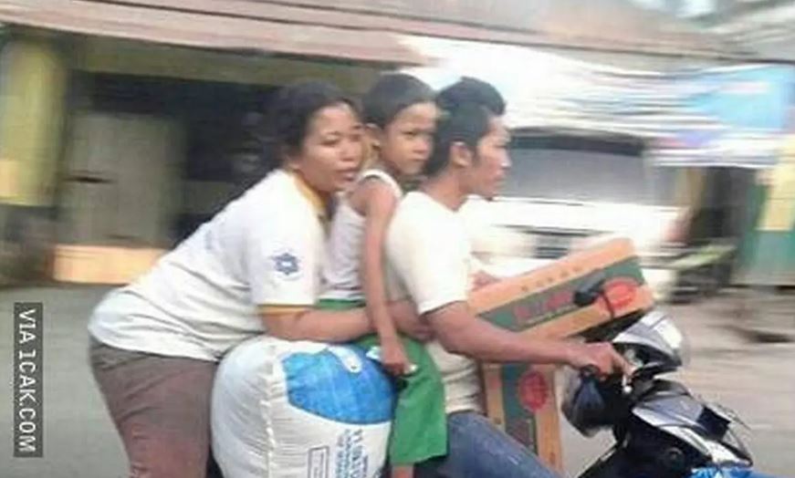 Tingkah absurd orang boncengan © 2022 brilio.net Tingkah absurd orang boncengan © 2022 brilio.net