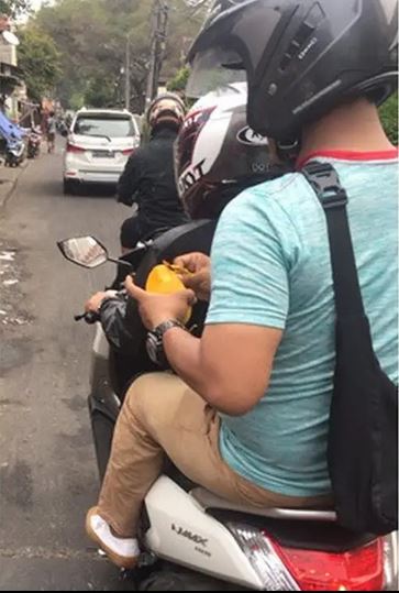 Tingkah absurd orang boncengan © 2022 brilio.net Tingkah absurd orang boncengan © 2022 brilio.net